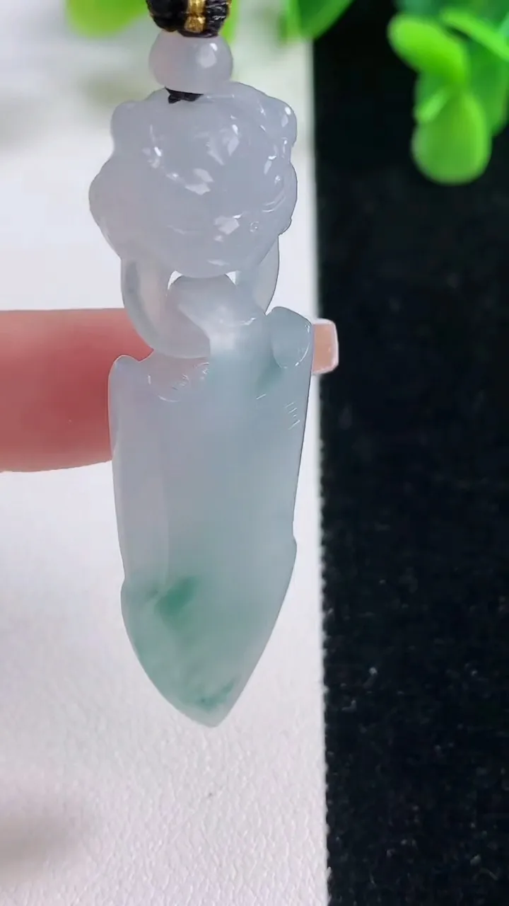 天然A货翡翠冰种飘花尚方宝剑吊坠，尺寸53-17.8-7.3，重量:14.44g
12月20日