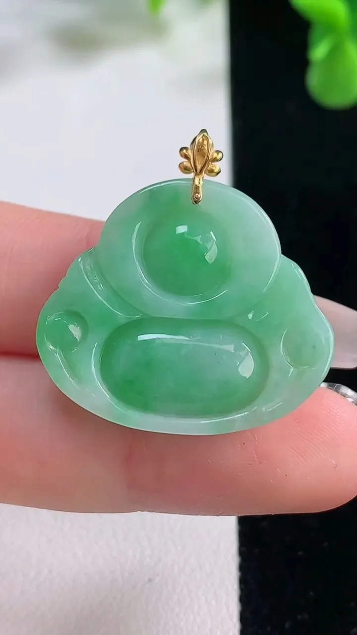 天然A货翡翠佛公吊坠，尺寸25-28-6，重量:6.05g
12月20日