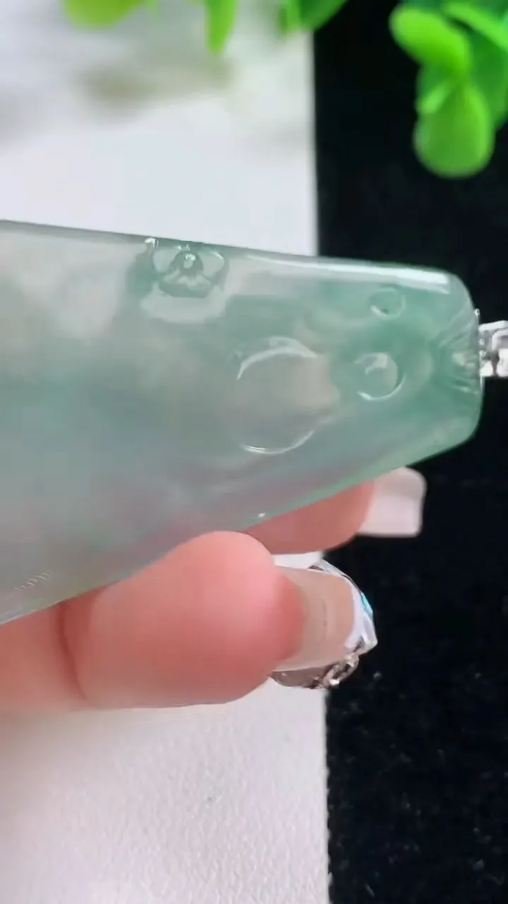 天然A货翡翠大势至菩萨吊坠，尺寸53.8-32.3-5.4，重量:17.40g
12月20日