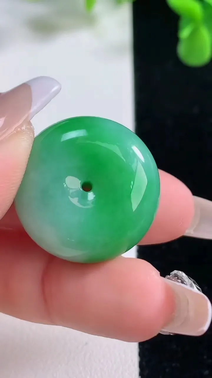 天然A货翡翠路路通吊坠，尺寸24-13.3，重量:17.49g
12月20日