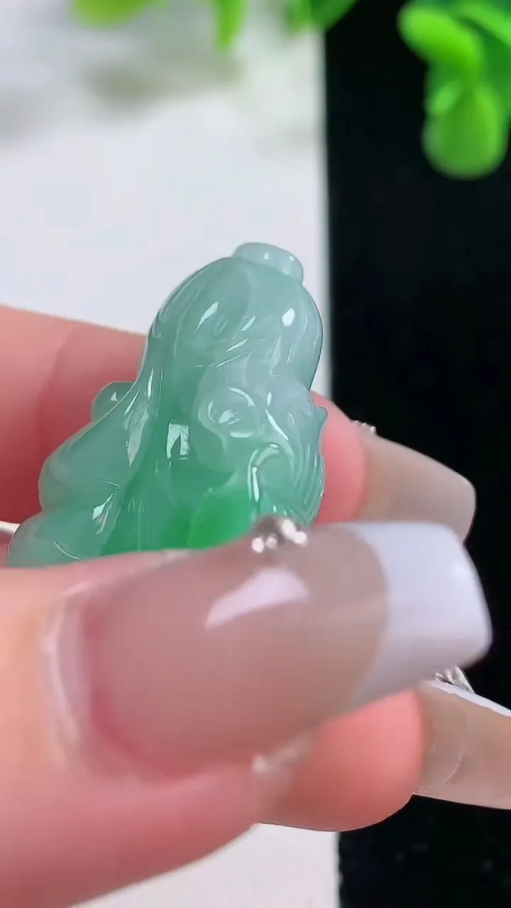 天然A货翡翠白菜吊坠，尺寸34.6-21.3-11.4，重量:15.23g
12月20日