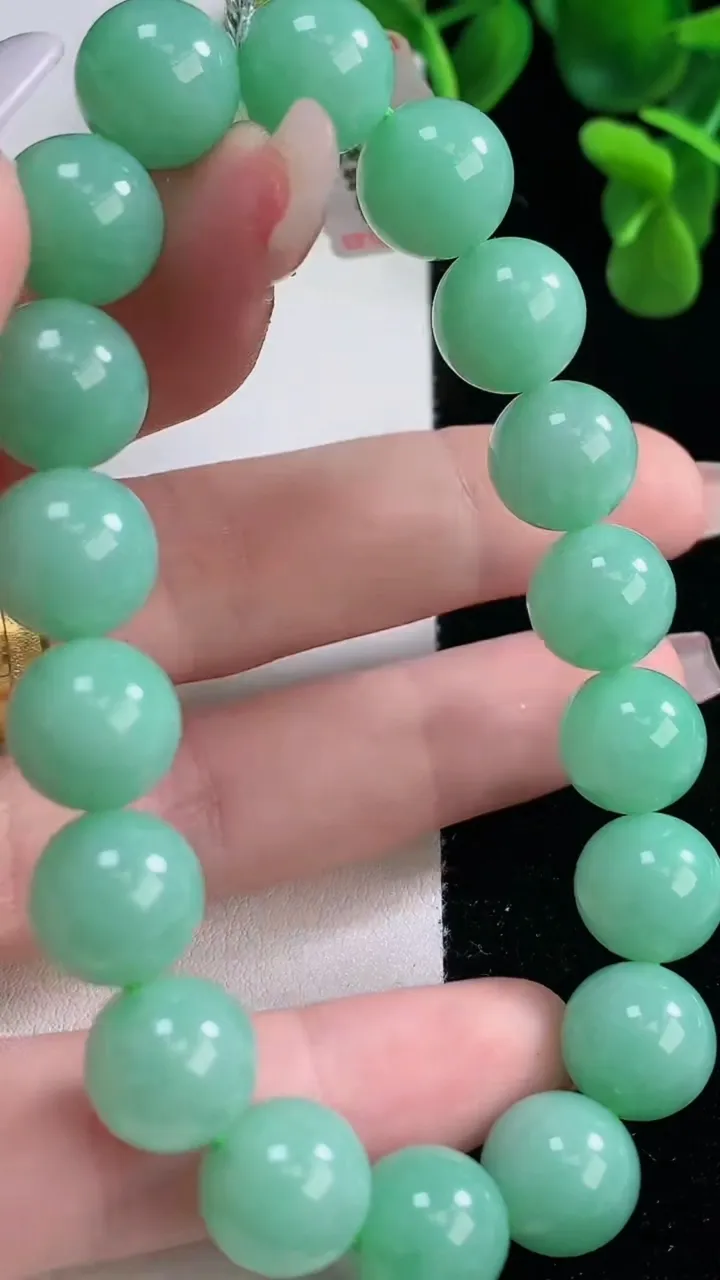 天然A货翡翠圆珠手串，尺寸10.8-18颗，重量:41.34g12月20日
工厂直销收藏佳品,种好水