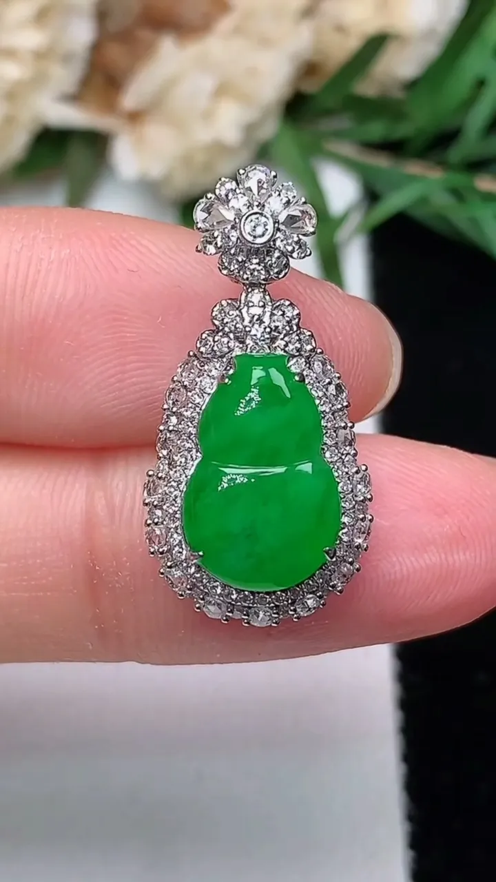 天然A货翡翠葫芦吊坠，尺寸24.5-12.2-8.8，裸石12.3-8，重量:3.11g
12月20日