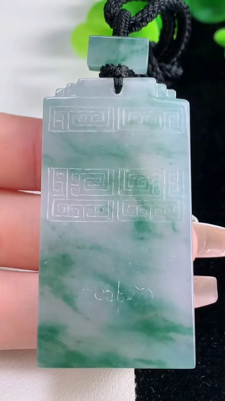 天然A货翡翠种飘花仿古无事牌吊坠，尺寸56-29.2-5.6，重量:35.47g
12月20日