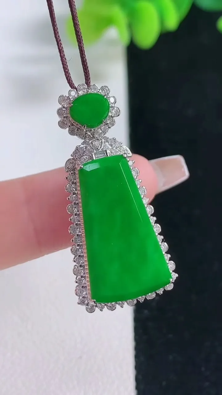 天然A货翡翠无事牌吊坠，尺寸34-14.8-8.9，裸石20.5-12.7重量:4.53g
12月2