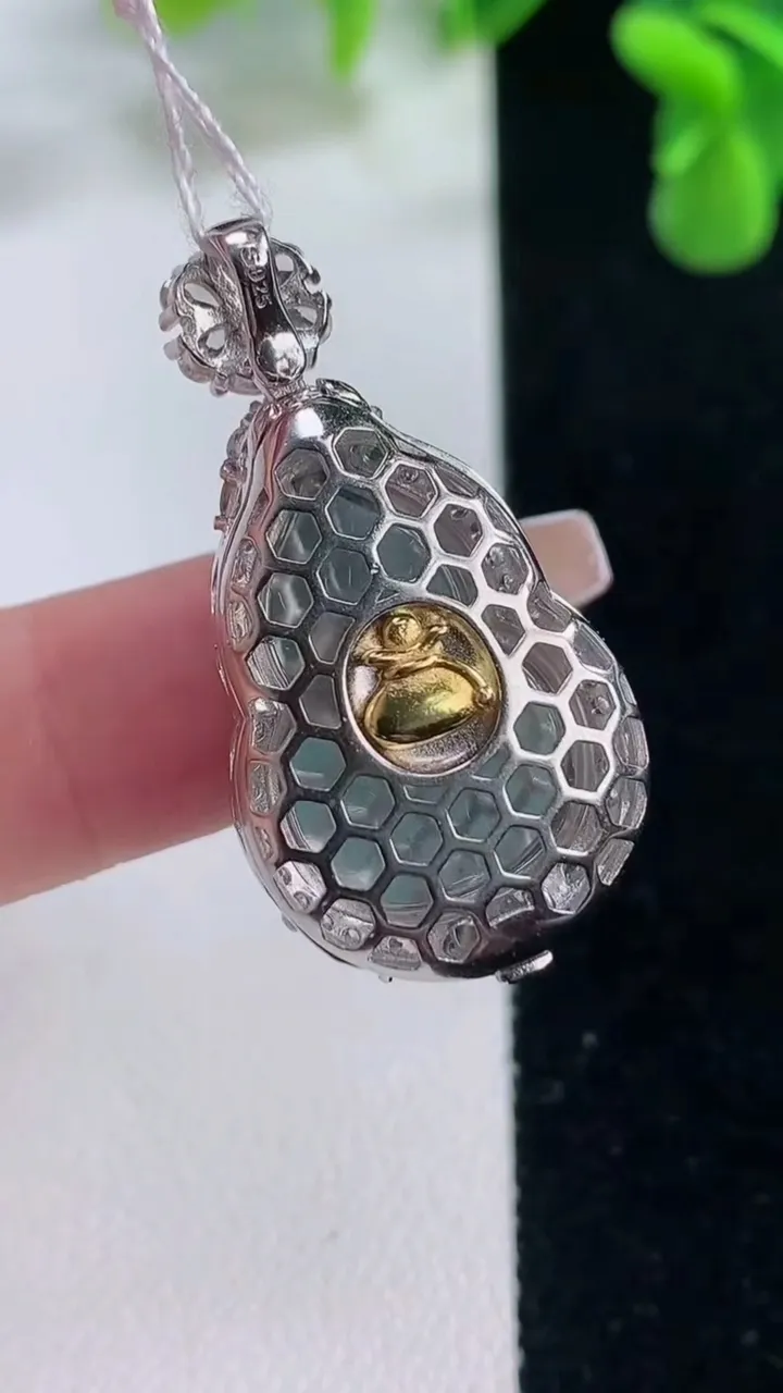 天然A货翡翠葫芦吊坠，尺寸34.5-16.8-11.5，裸石23.5-16重量:6.62g
12月20日