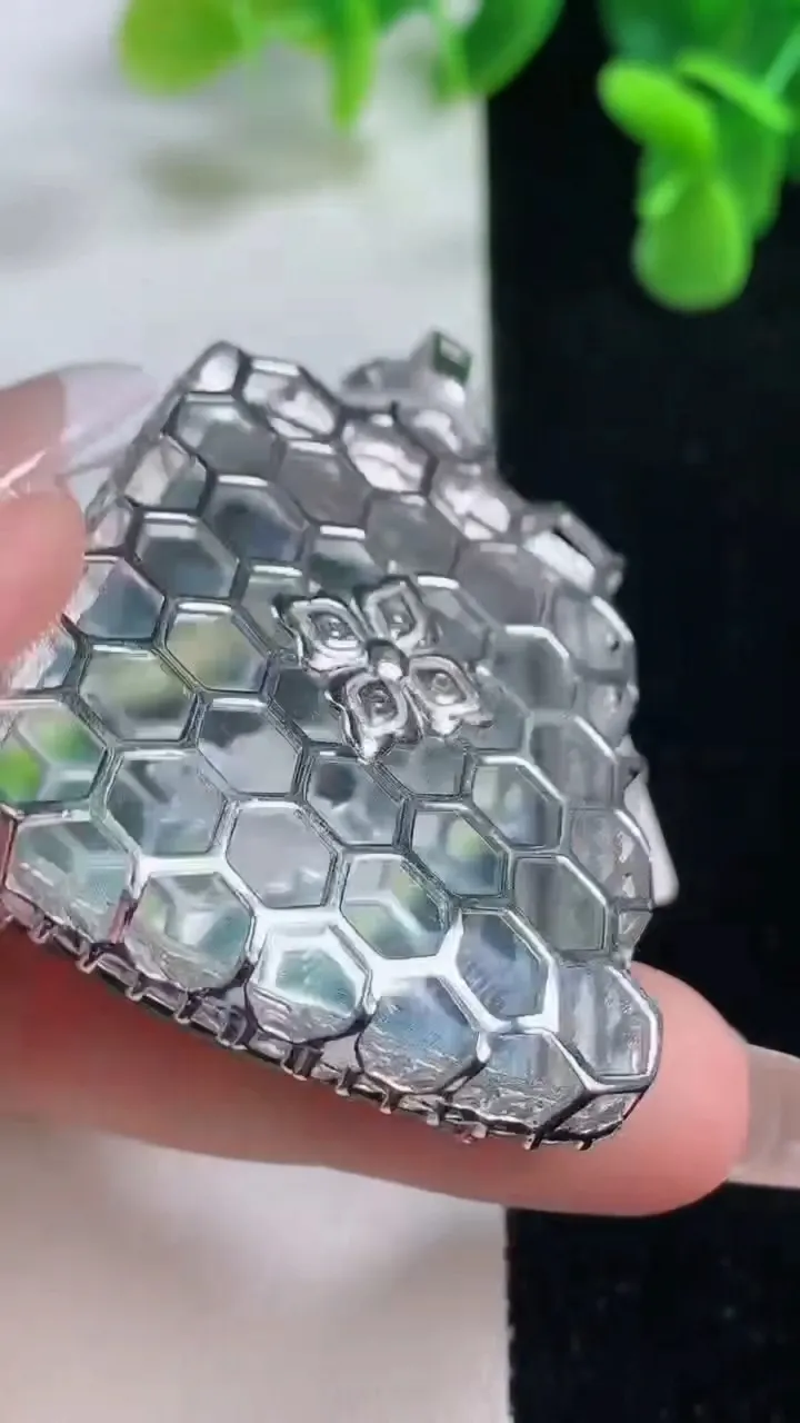 天然A货翡翠龙牌吊坠，尺寸57.2-39.8-10.5，裸石41.7-38.4重量:17.79g
12月20日