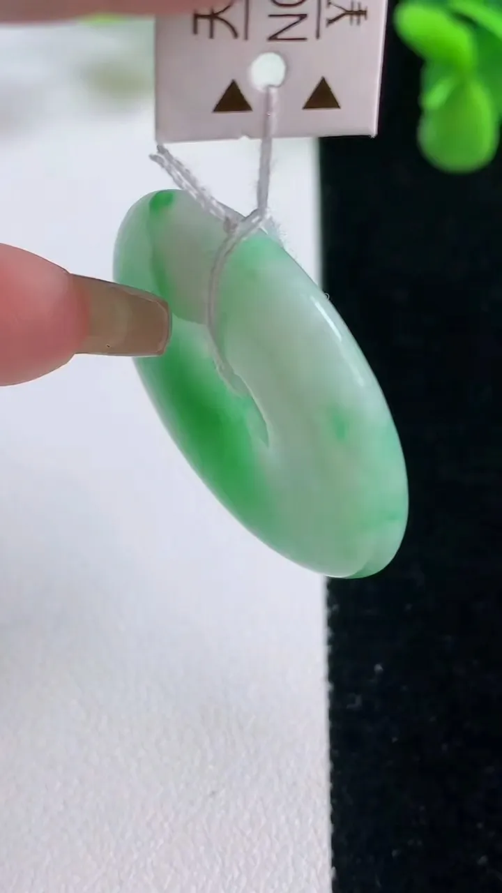 天然A货翡翠平安扣吊坠，尺寸32.4-6，重量:13.53g
12月20日