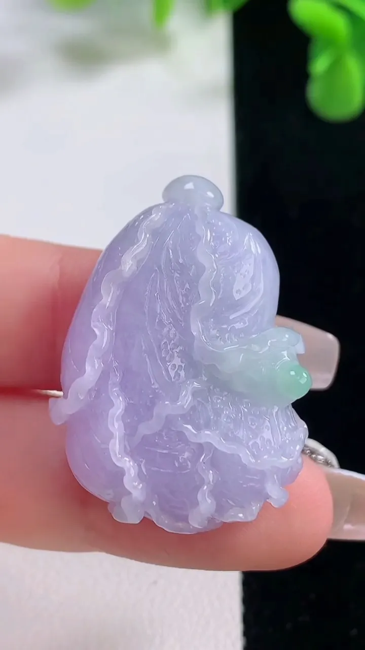 天然A货翡翠春带彩紫罗兰白菜吊坠，尺寸34-24.4-12.4，重量:16.90g
12月20日