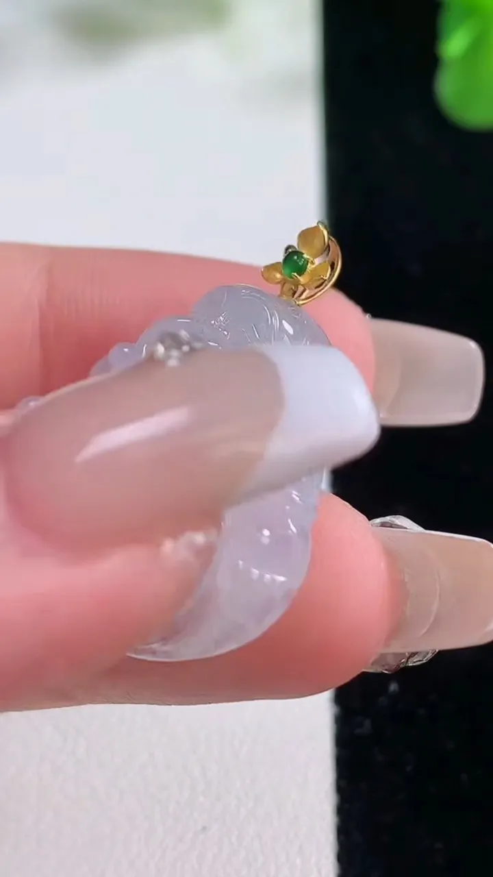 天然A货翡翠种白冰佛公吊坠，尺寸24.6-26.2-6.7，重量:6.31g
12月20日