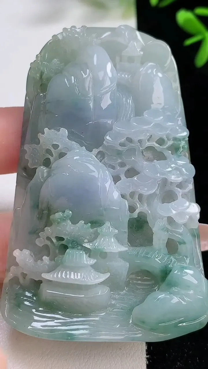 天然A货翡翠牌吊坠，尺寸72-45.5-13.8，重:79.59g
12月20日