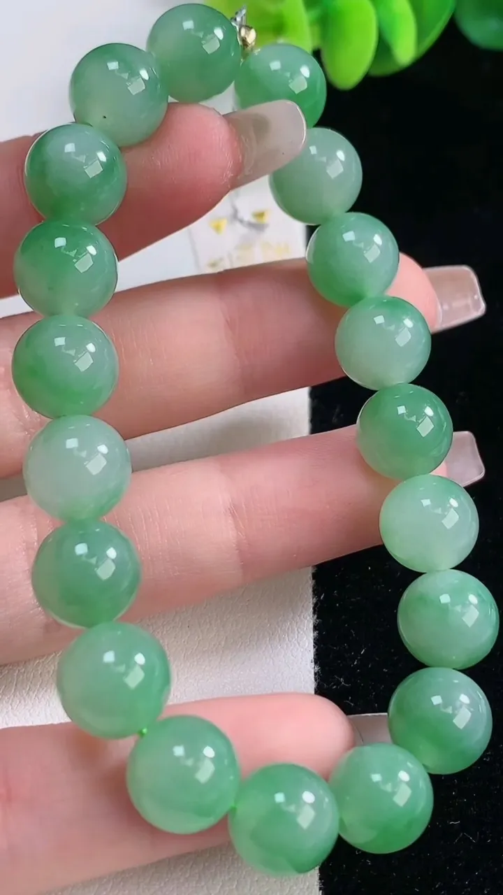 天然A货翡翠圆珠手串，尺寸14.3-15颗，重量:75.97g12月20日
工厂直销收藏佳品,种好水足，色泽均匀，有种有色，上手高大气！