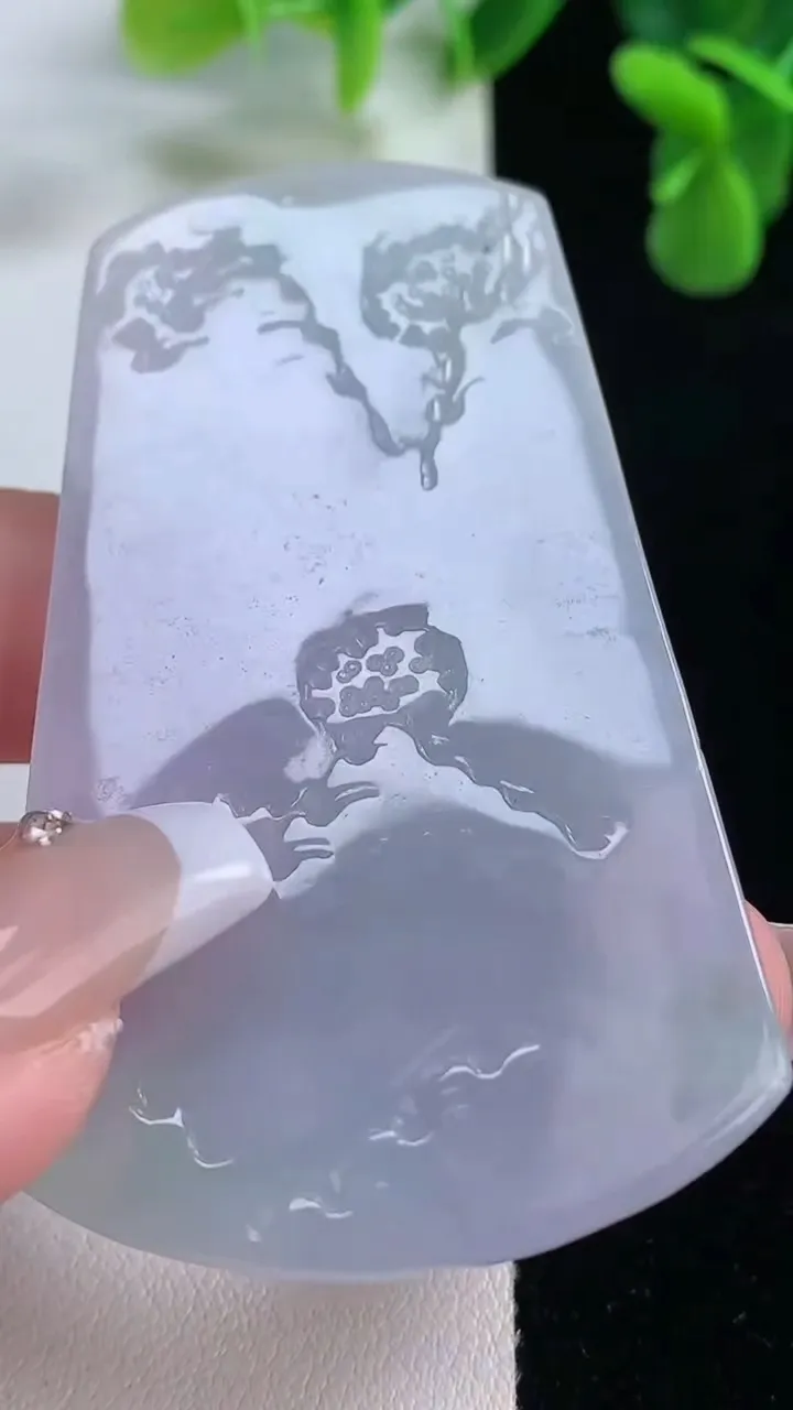 天然A货翡翠春带彩紫罗兰山水牌吊坠，尺寸64.6-38.3-4.7，重量:26.29g
12月20日