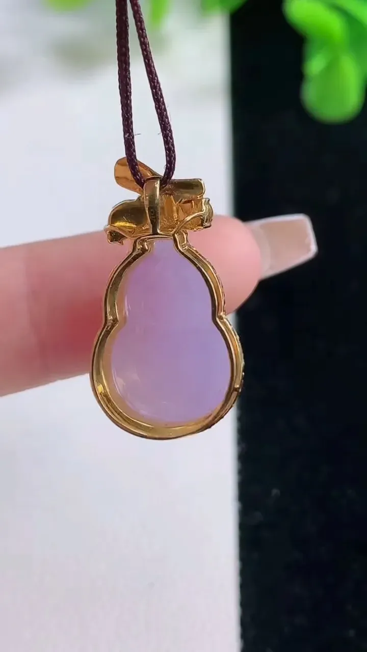 天然A货翡翠18K金紫罗兰葫芦吊坠，尺寸23.7-13.2-7.9，裸石16-11.2重量:2.80g
12月20日