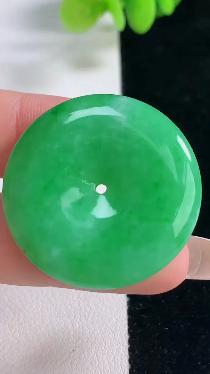 天然A货翡翠平安扣吊坠，尺寸32.6-5，重量:12.15g
12月20日