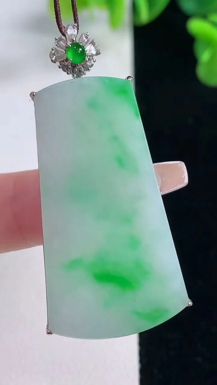 天然A货翡翠无事牌吊坠，尺寸41-23.6-5.2，重量:8.72g
12月20日