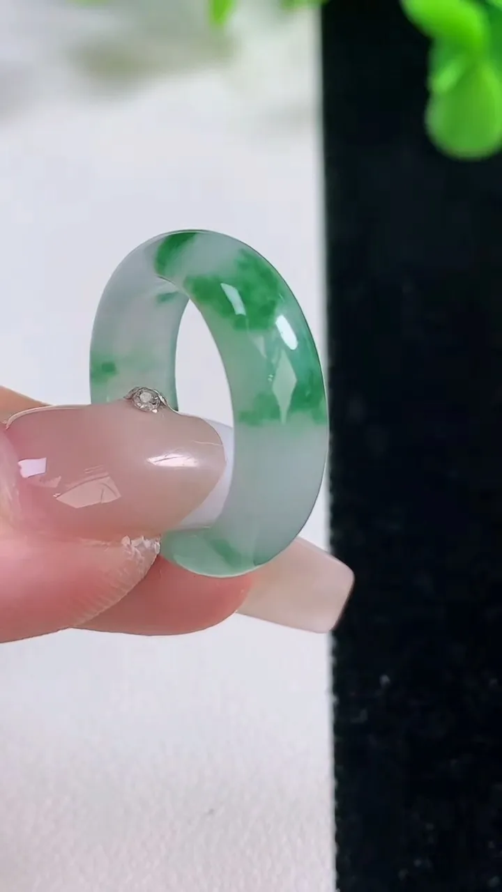 天然A货翡翠指环戒指，尺寸17.3-6.3-2.8，重量:3.42g2025年12月20日
工厂直销收藏佳品,种好水足，色泽均匀，有种有色，上手高大气！