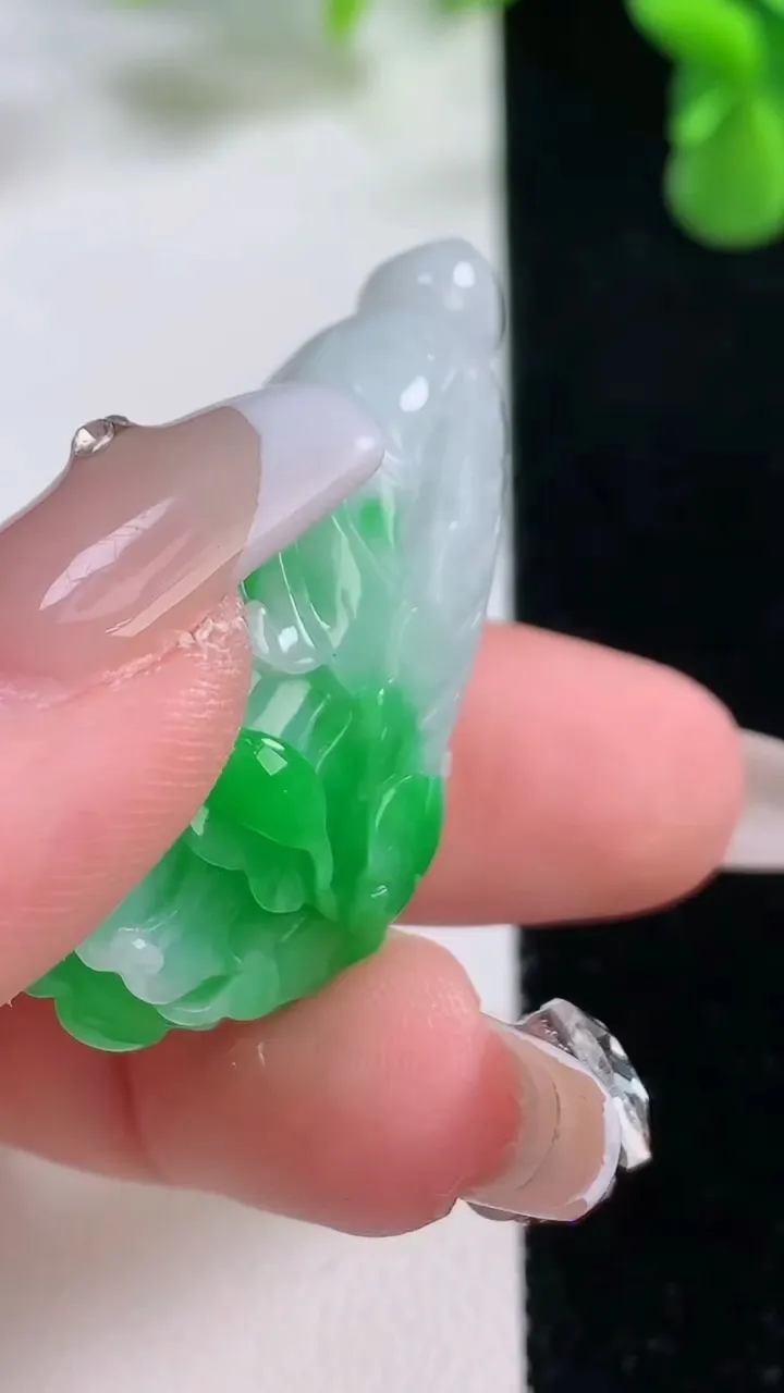 天然A货翡翠白菜吊坠，尺寸39.2-18.4-10.3，重量:11.61g
12月20日