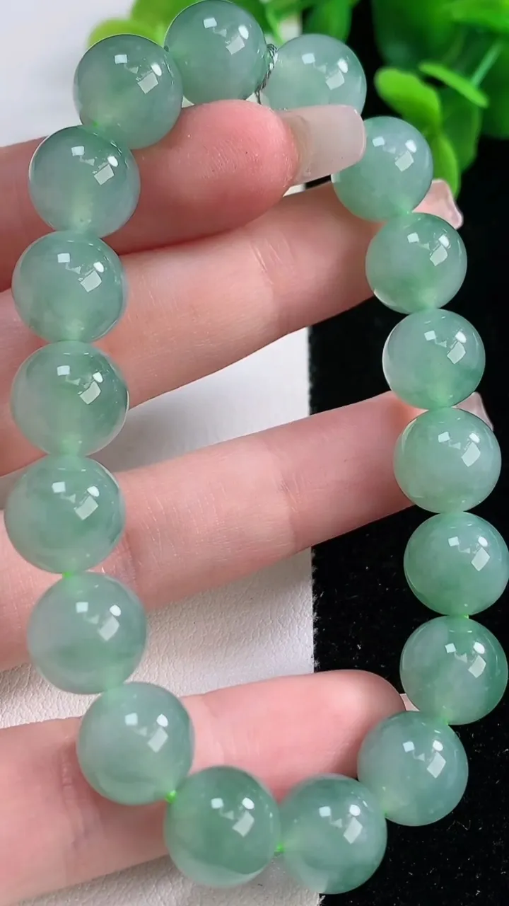 天然A货翡翠圆珠手串，尺寸10.8-18颗，重量:42.00g12月20日
工厂直销收藏佳品,种好水