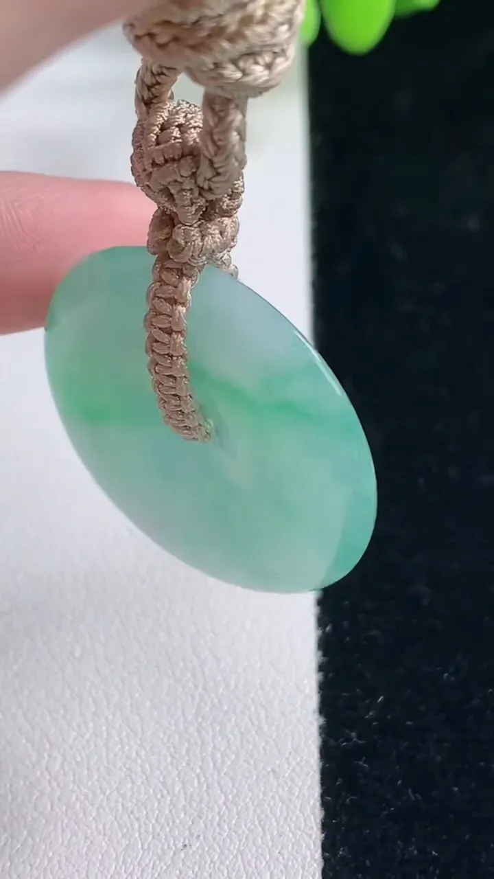 天然A货翡翠平安扣吊坠，尺寸29.5-5，重量:12.03g
12月20日