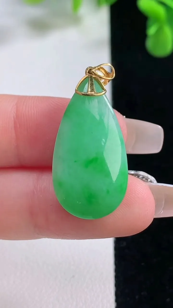 天然A货翡翠水滴吊坠，尺寸27-14.2-8.4，重量:5.46g
12月20日