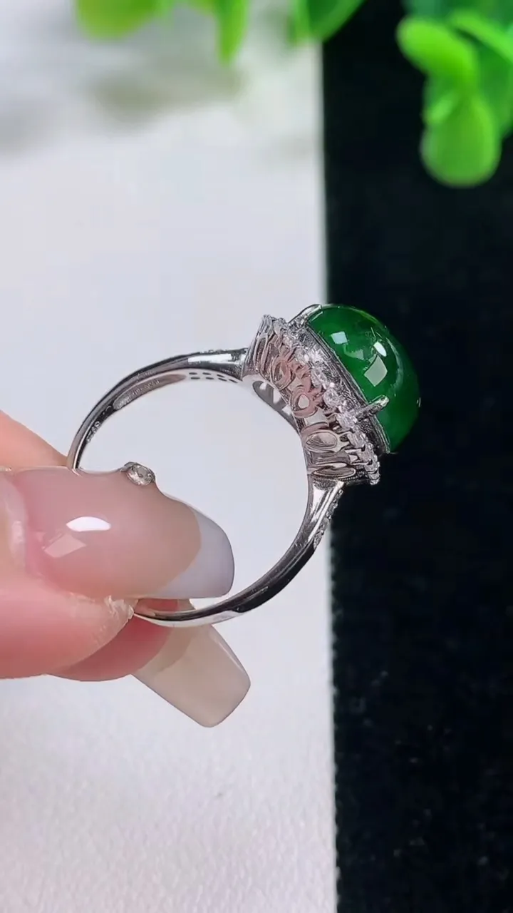 天然A货翡翠蛋面戒指，尺寸13.5-11.7-9.5，重量:5.02g2025年12月20日
工厂直销收藏佳品,种好水足，色泽均匀，有种有色，上手高大气！