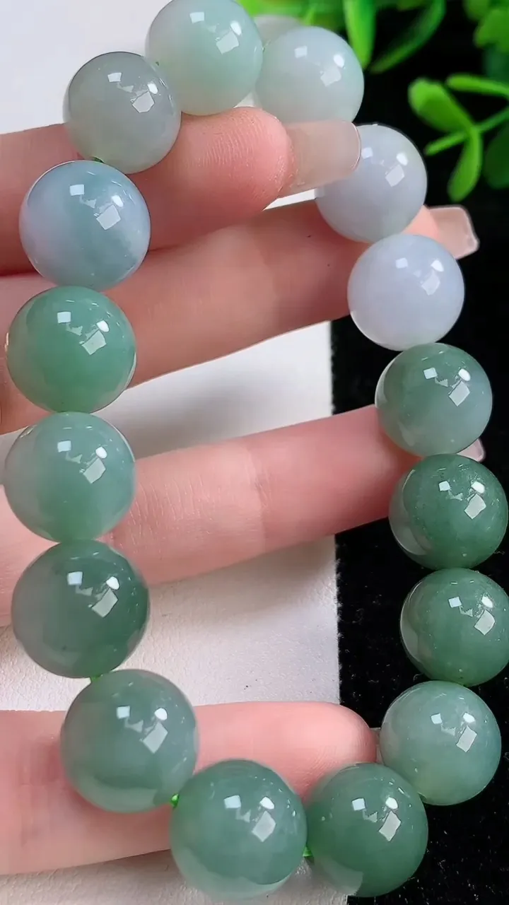 天然A货翡翠圆珠手串，尺寸13，重:59.55g12月20日
工厂直销收藏佳品,种好水足，色泽均匀，