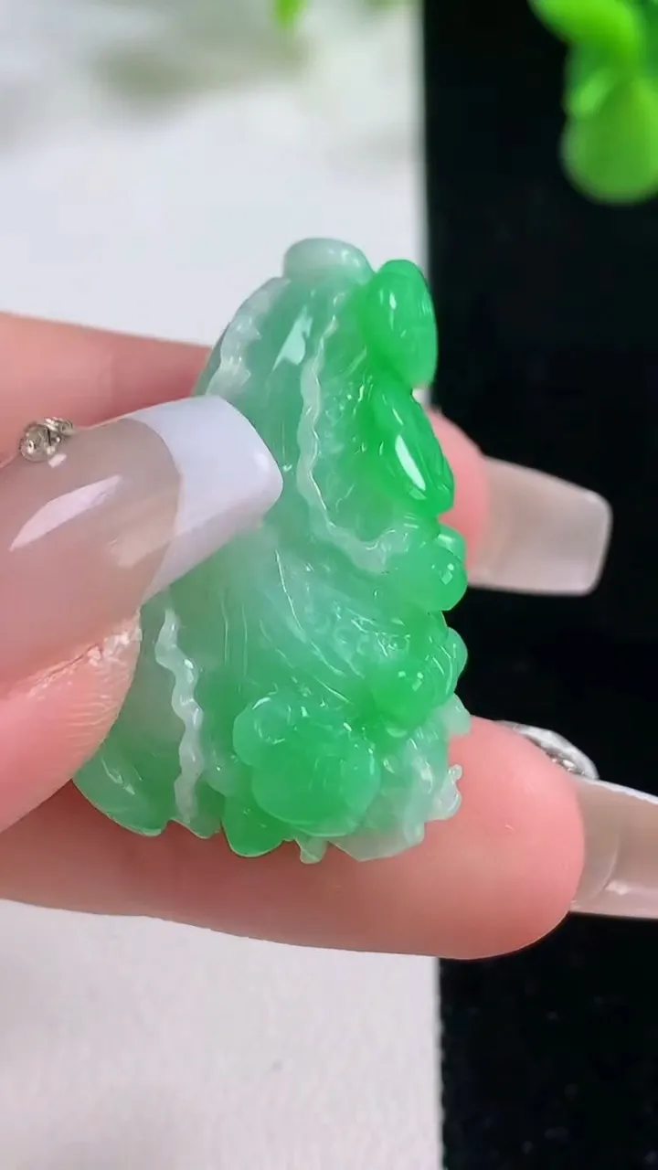 天然A货翡翠白菜吊坠，尺寸33-20.9-11.6，重量:11.78g
12月20日