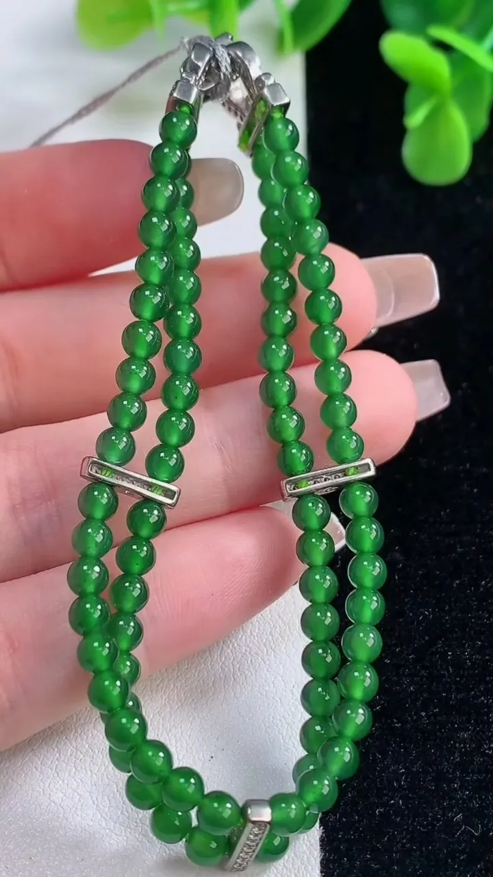 天然A货翡翠小米珠三排手串，尺寸3.9，重量:11.56g12月20日
工厂直销收藏佳品,种好水足，色泽均匀，有种有色，上手高大气！
