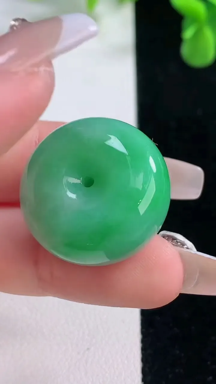 天然A货翡翠路路通吊坠，尺寸24-13.3，重量:17.49g
12月20日