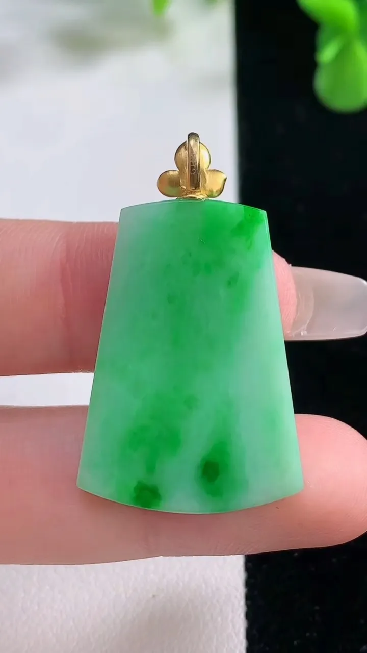 天然A货翡翠无事牌吊坠，尺寸30-20.6-2.7，重量:5.16g
12月20日