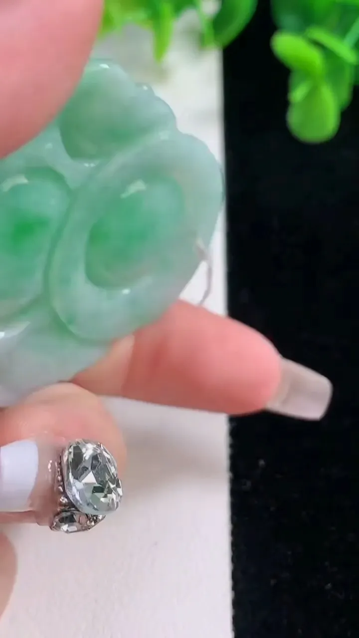 天然A货翡翠佛公吊坠，尺寸44.3-46-12.5，重量:41.06g
12月20日