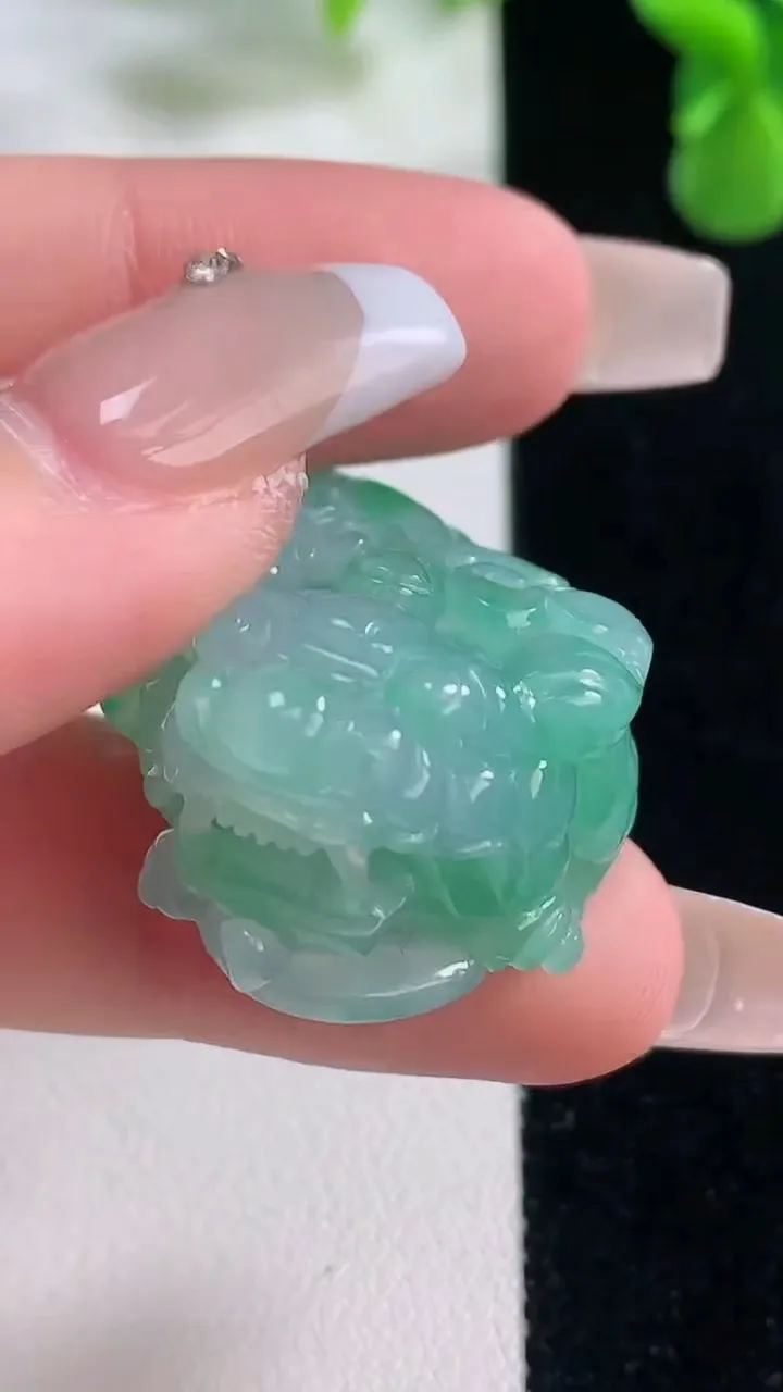 天然A货翡翠貔貅吊坠，尺寸32.4-22.8-15，重量:23.40g
12月20日