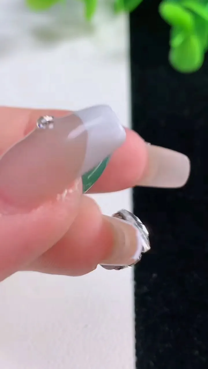 天然A货翡翠平安扣吊坠，尺寸23-5.5，重量:6.27g
12月20日