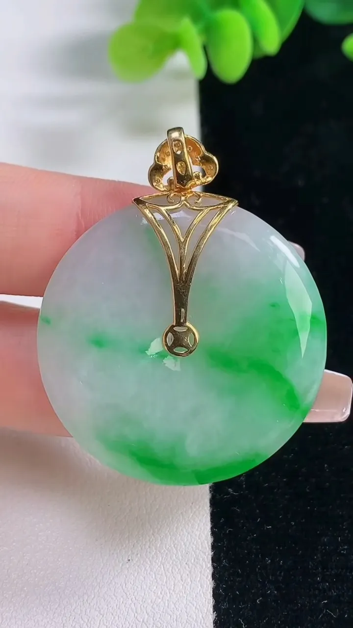 天然A货翡翠平安扣吊坠，尺寸35-5.3，重量:15.31g
12月20日
