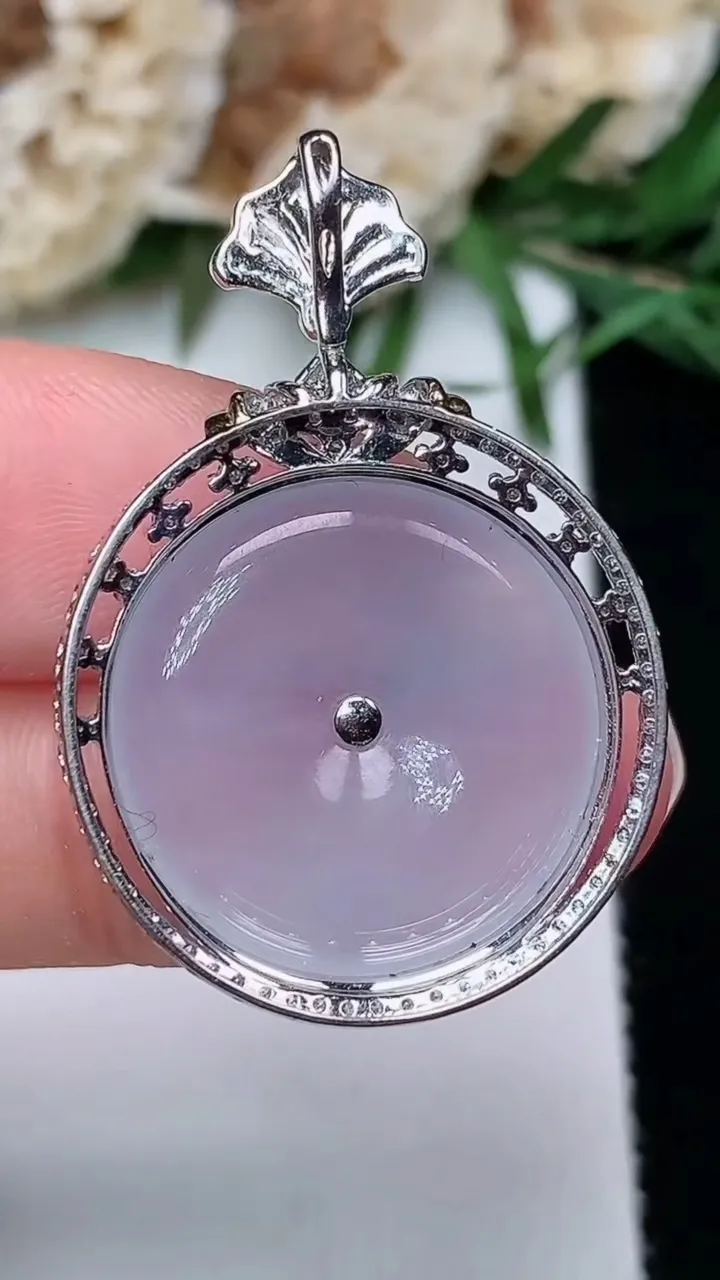 天然A货翡翠白冰平安扣吊坠，尺寸34-23-6.9，裸石19.8，重量:5.02g
12月20日