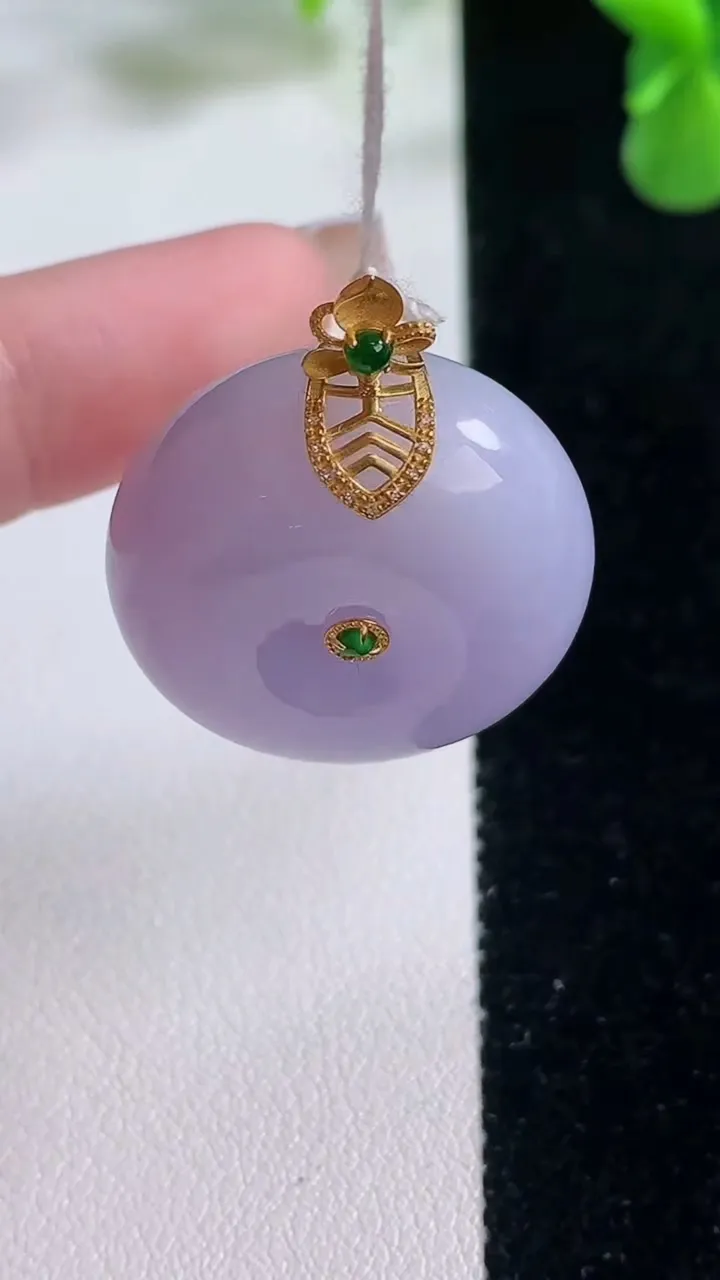 天然A货翡翠18K金紫罗兰平安扣吊坠，尺寸25.2-13，重量:17.91g
12月20日