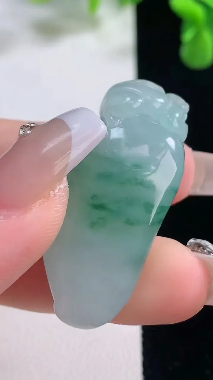 天然A货翡翠飘花福瓜吊坠，尺寸39.3-18.7-12.5，重量:15.91g
12月20日