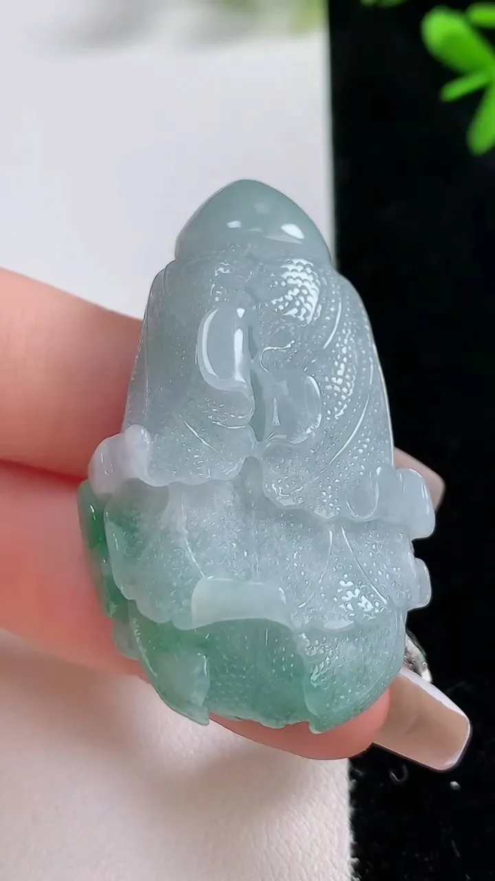 天然A货翡翠白菜吊坠，尺寸49-30-16，重:33.96g
12月20日