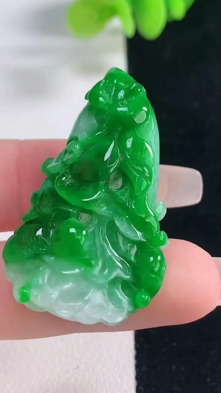 天然A货翡翠白菜吊坠，尺寸40.4-24-10.8，重量:12.65g
12月20日