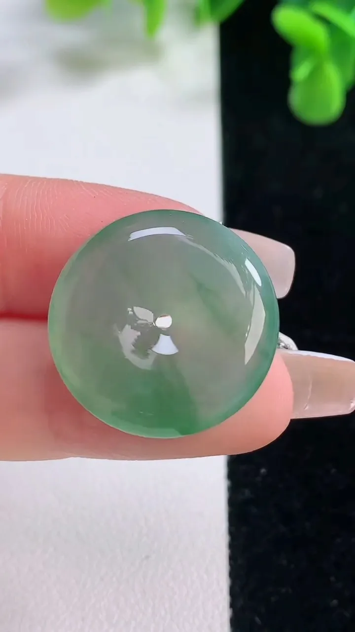 天然A货翡翠平安扣吊坠，尺寸23-5.5，重量:6.27g
12月20日