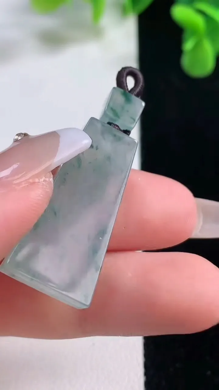 天然A货翡翠冰种飘花无事牌吊坠，尺寸30-14.5-4.9，重量:6.61g
12月20日