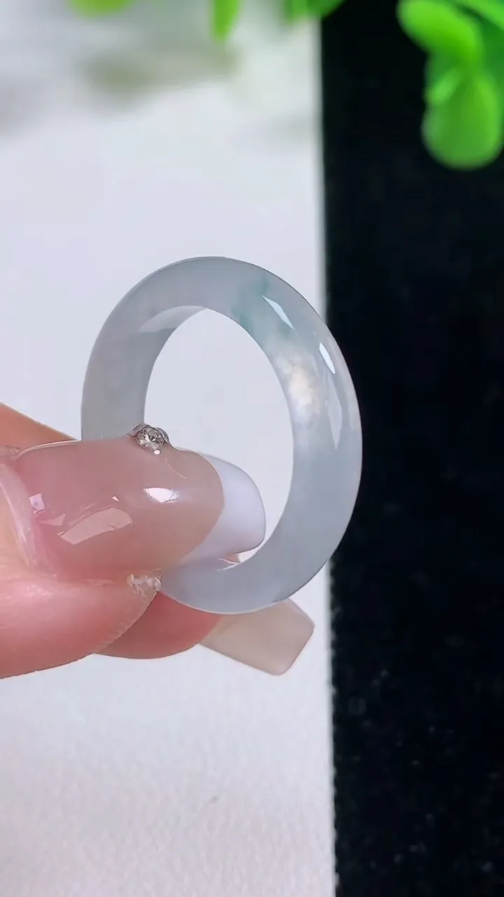 天然A货翡翠冰种飘花指环戒指，尺寸18.5-4.3-2.8，重量:2.93g2025年12月20日
工厂直销收藏佳品,种好水足，色泽均匀，有种有色，上手高大气！