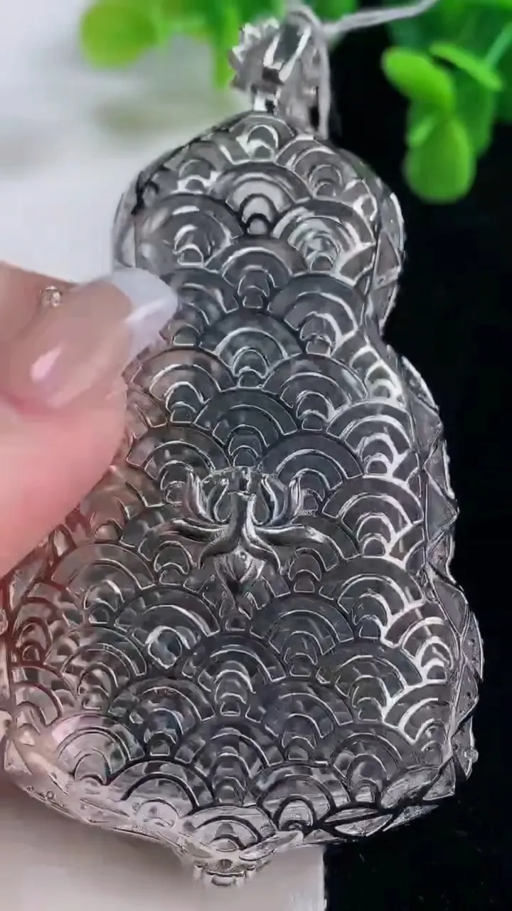 天然A货翡翠观音菩萨吊坠，尺寸83.4-46.3-13.3，裸石65.8-43.5重量:28.02g
12月20日