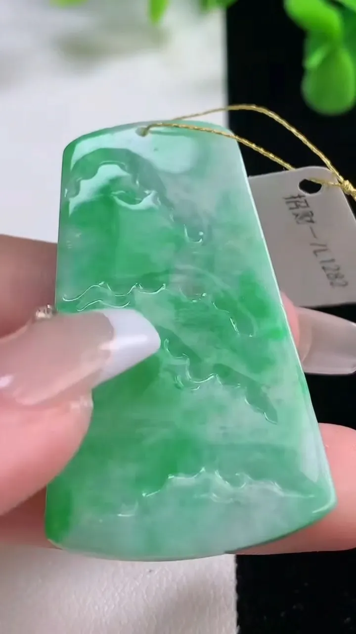 天然A货翡翠山水牌吊坠，尺寸47.7-27.7-6，重量:18.53g
12月20日