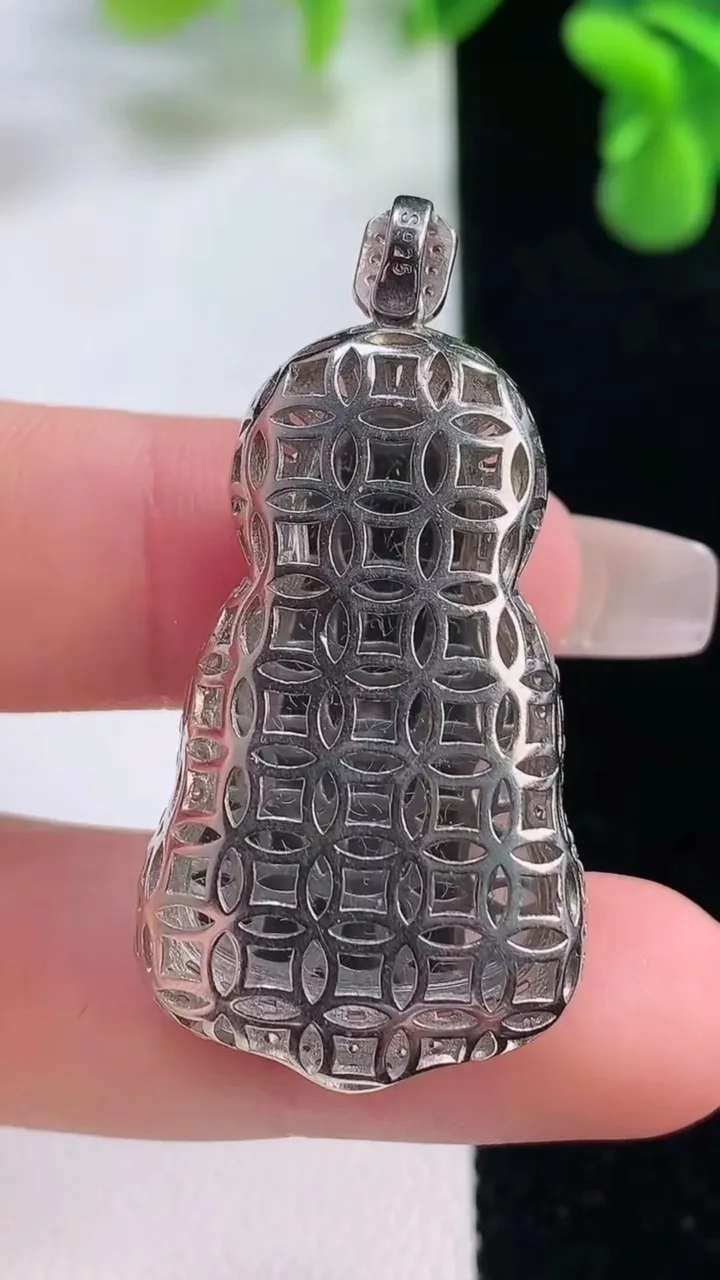 天然A货翡翠观音菩萨吊坠，尺寸42.6-21.6-8.8，裸石29.5-19重量:7.79g
12月20日