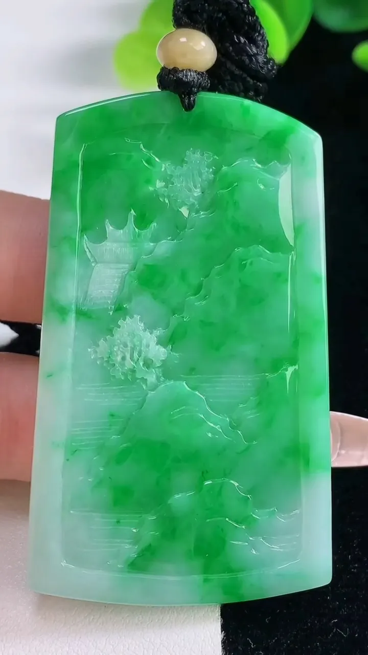 天然A货翡翠山水牌吊坠，尺寸62-37.4-5.2，重量:33.75g
12月20日