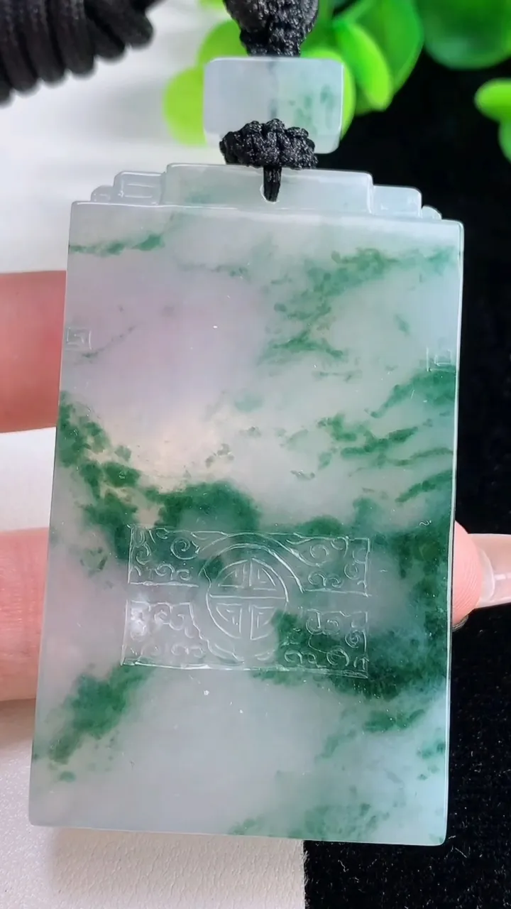 天然A货翡翠种飘花仿古无事牌吊坠，尺寸61-36.7-5.8，重量:51.06g
12月20日