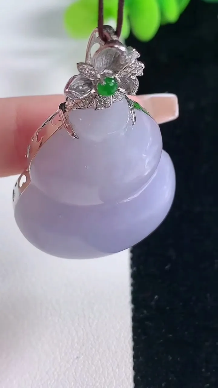 天然A货翡翠18K金紫罗兰葫芦吊坠，尺寸48.7-35.7-29.3-14，重量:22.02g
12月20日