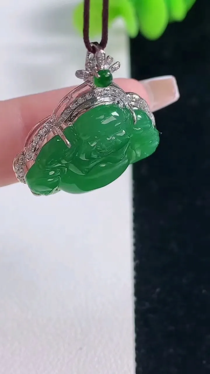 天然A货翡翠佛公吊坠，尺寸28.3-24.5-6.6，裸石17.5-22.8重量:5.07g
12月20日